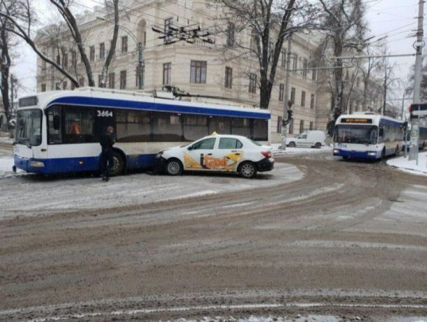 Столкновение в центре столицы – такси врезалось в троллейбус 