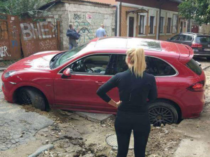 «Цирк»: блондинка за рулем Porsche Cayenne провалилась на коварной улице в центре Кишинева
