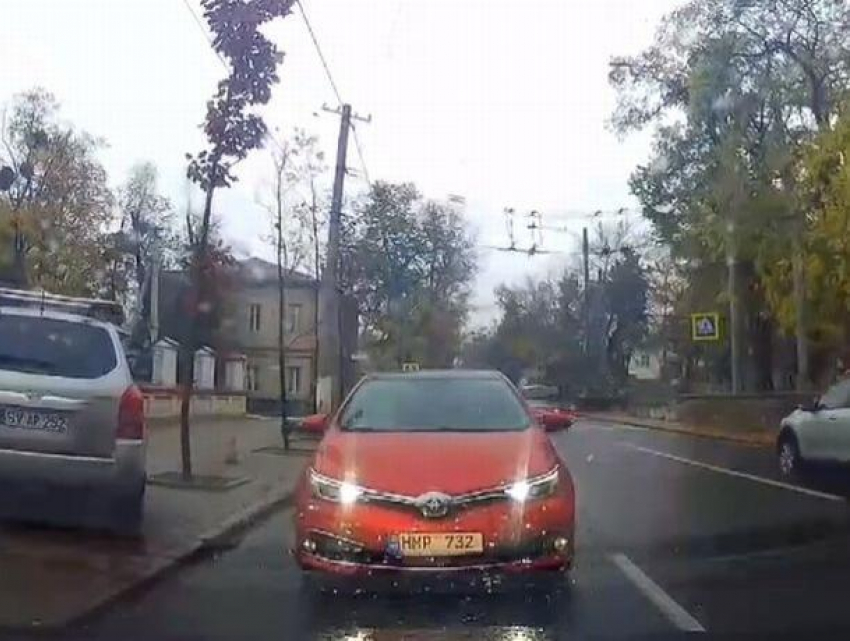 В Кишиневе решительный шофер блокировал водителя, ехавшего по встречной полосе