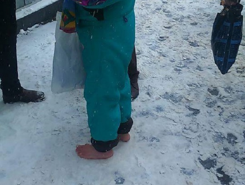 Отважная женщина, разгуливающая босиком по снегу в Кишиневе, удивила прохожих