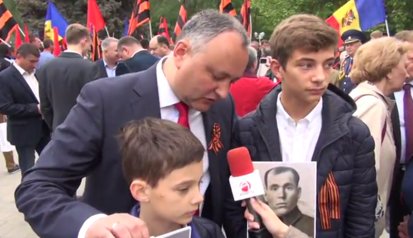 Игорь Додон принимает участие в Марше Победы вместе с детьми 