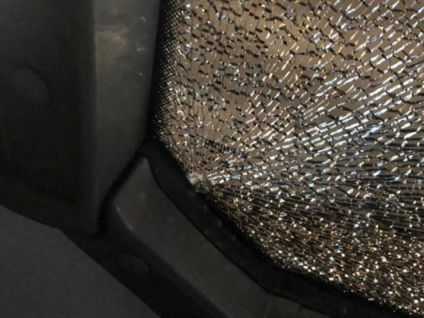 В Кишиневе неизвестные разбили бутылкой пива стекло в троллейбусе