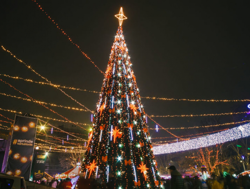 Красота против пандемии – в центре Кишинева завершают установку новогодней елки