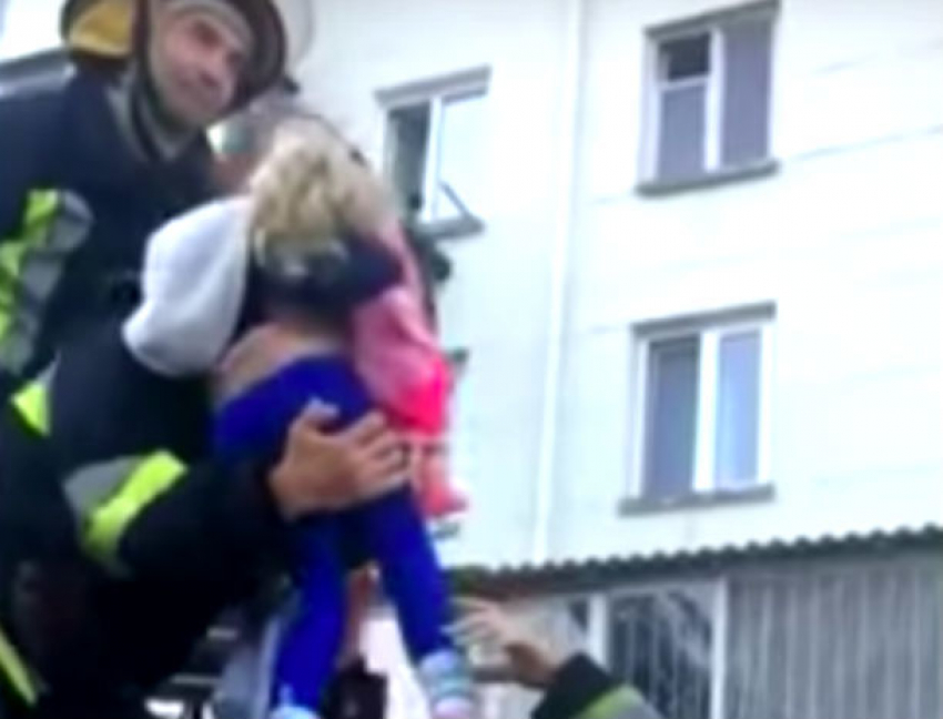 Спасение плачущей девочки, которую заперли родители в столичной квартире, сняли на видео
