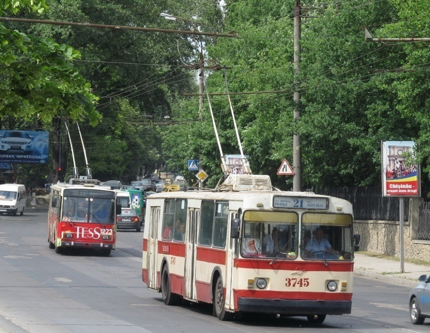 В Кишиневе неисправный троллейбус выводят на линию, чтобы наказать кондукторов