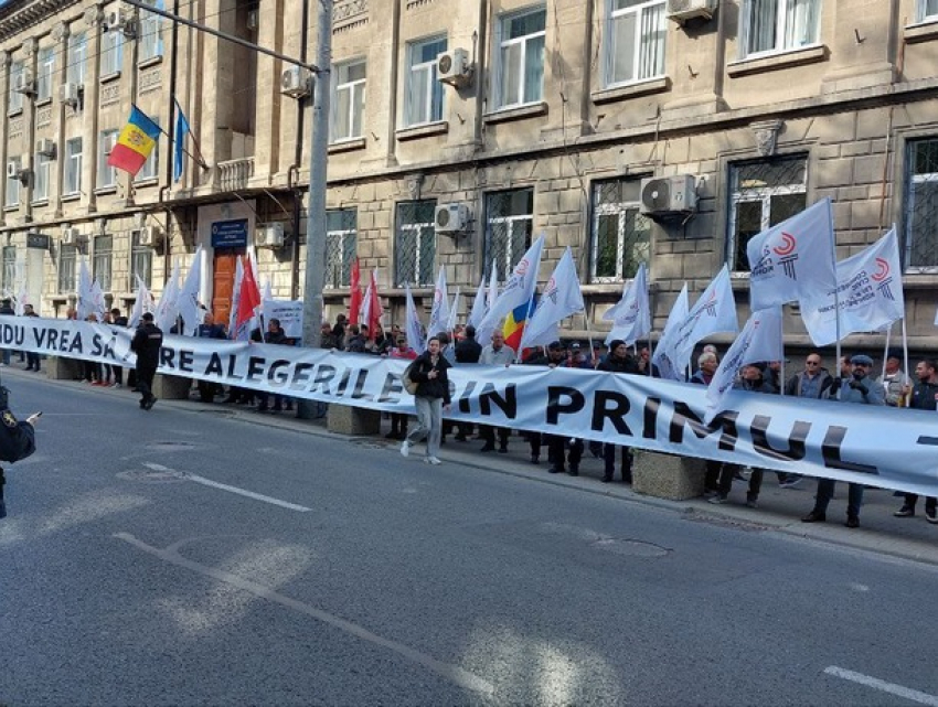 В центре Кишинева проходит протест против фальсификации выборов