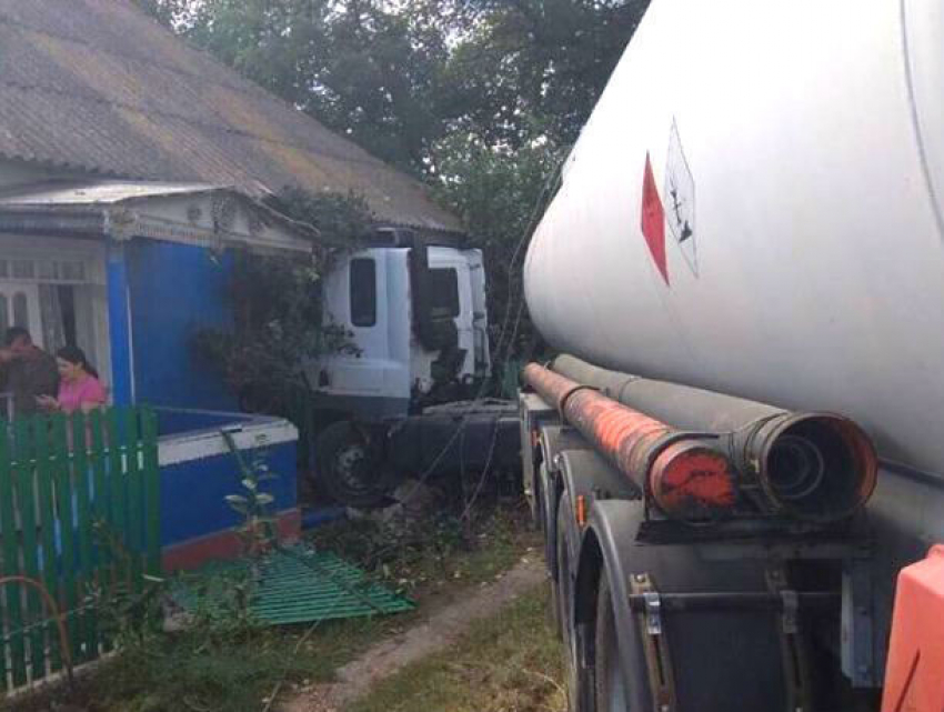 Автоцистерна с топливом врезалась в жилой дом в Сынжерейском районе