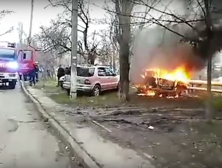 Очередной автомобиль, охваченный огнем в Кишиневе, сняли на видео
