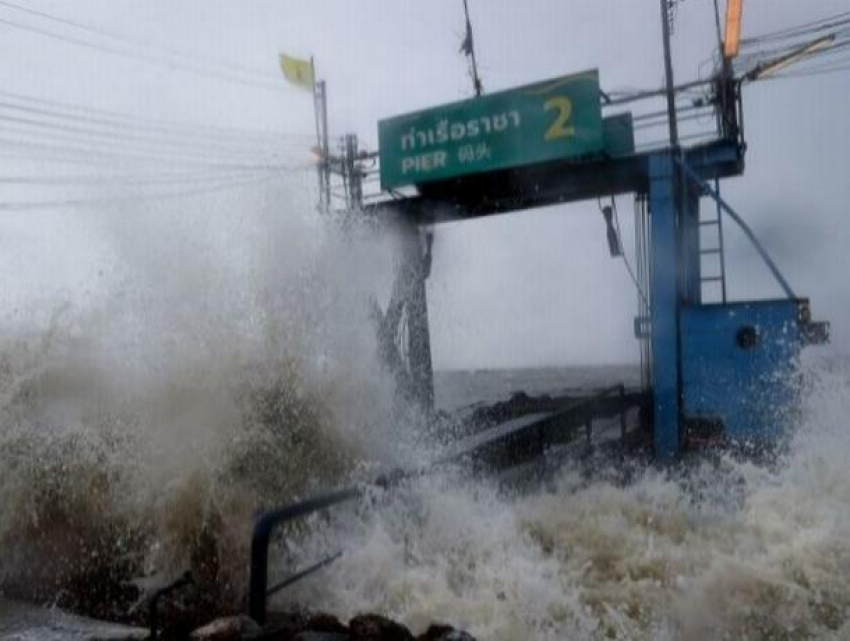 На Таиланд обрушился самый сильный за последние 30 лет ураган, на юге страны паника 