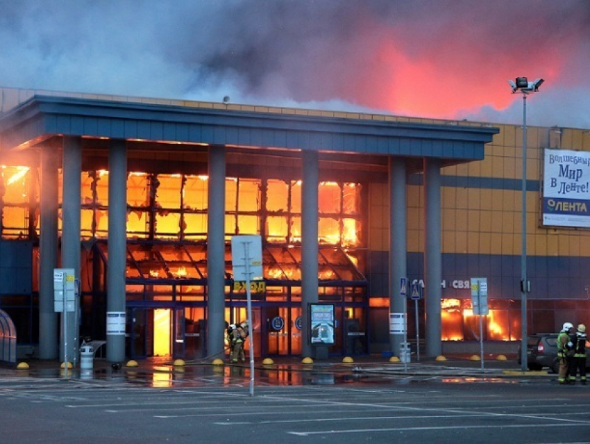 В Санкт-Петербурге на глазах у пожарных сгорел огромный гипермаркет «Лента»