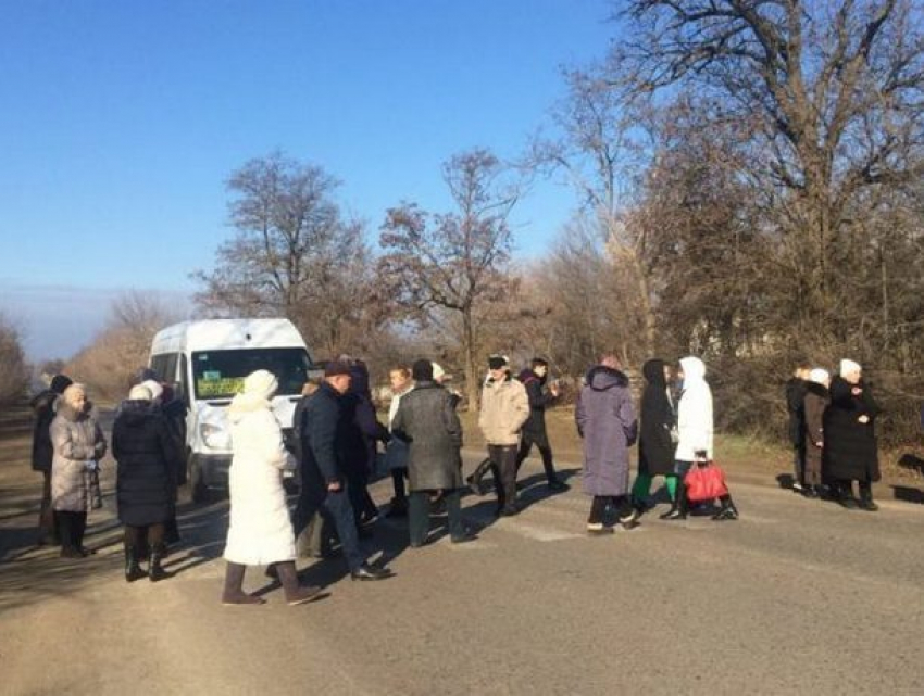 Трассу на Кучурганы перекрыли протестующие жители украинского военного городка 