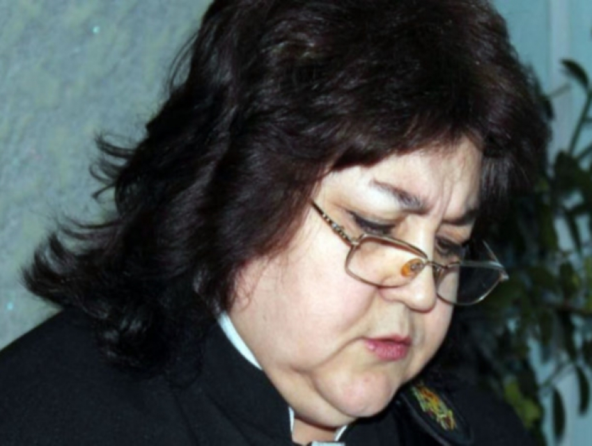 Двух судей, которых преследовали за коррупцию, восстановили в должности