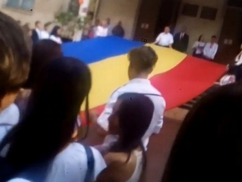 Завуч заставила: румынский флаг вместо молдавского растянули на линейке в столичном колледже