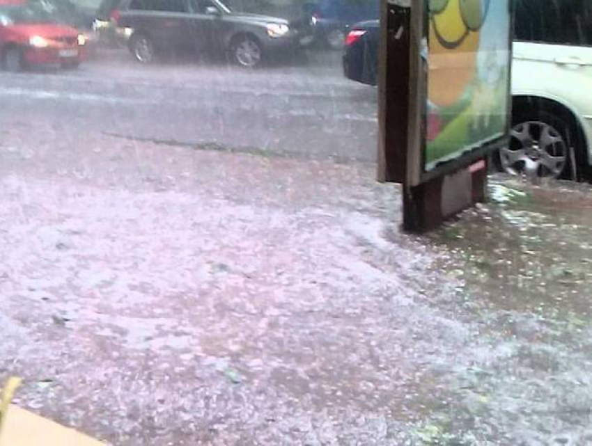 Метеорологи предупреждают: на Молдову надвигается буря с грозой и градом 