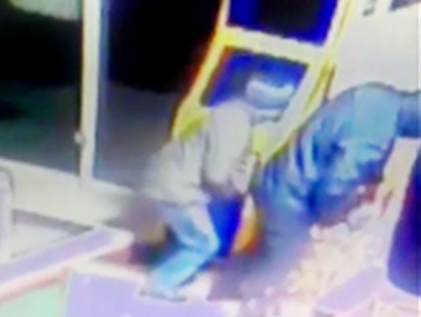 Задержание банды грабителей, взломавших банкомат в Ставченах, попало на видео 