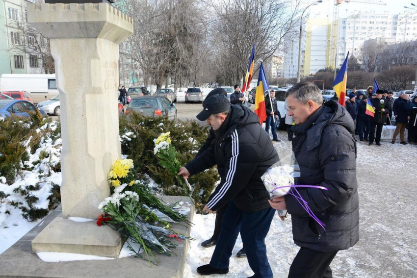 В разгар вчерашнего протеста либералы и глава Конституционного суда праздновали день объединения Румынии
