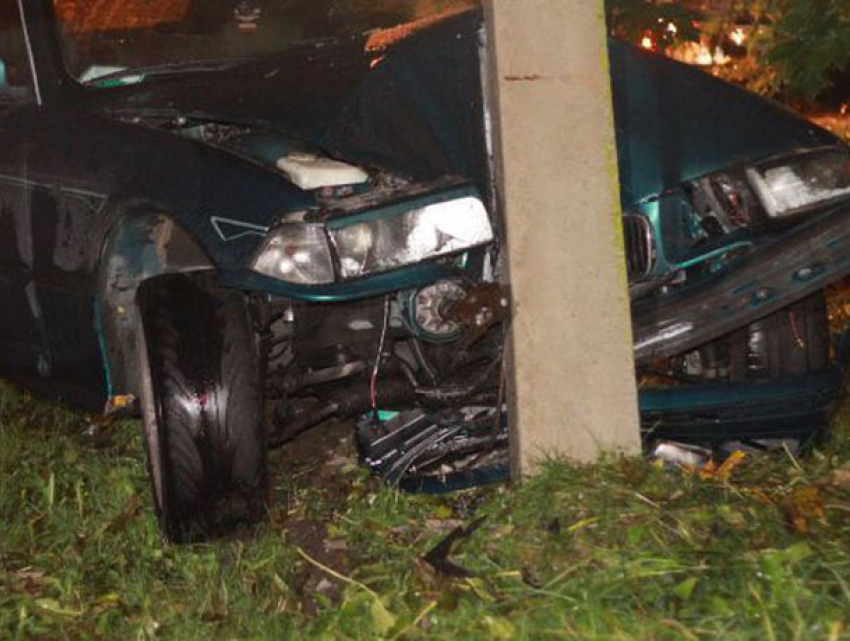 18-летний гонщик на BMW врезался в столб и погиб в Кагульском районе