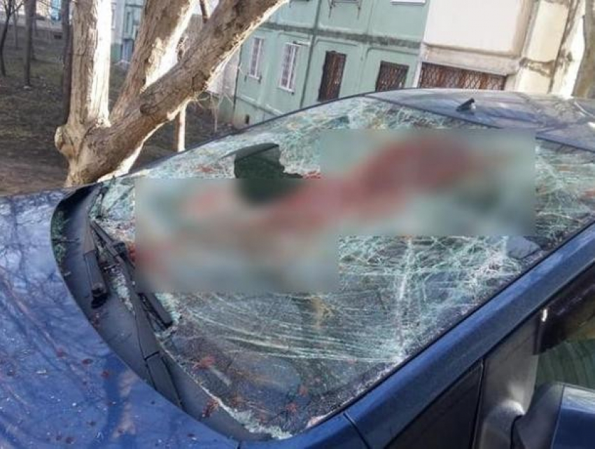 "Любовь и кровь» по-молдавски: женщина разгромила автомобиль обидевшего ее любовника