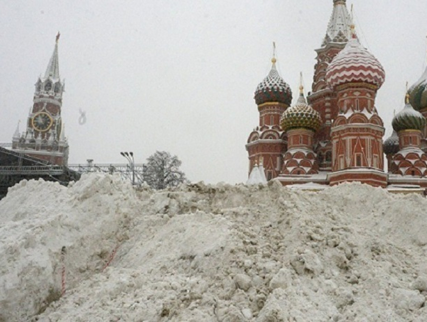 Московский Кремль засыпал самый мощный за 100 лет снегопад