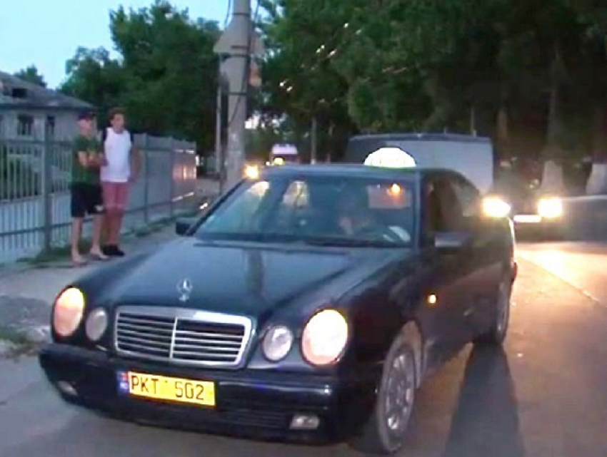 Опасный маневр таксиста на Mercedes завершился аварией на Буюканах