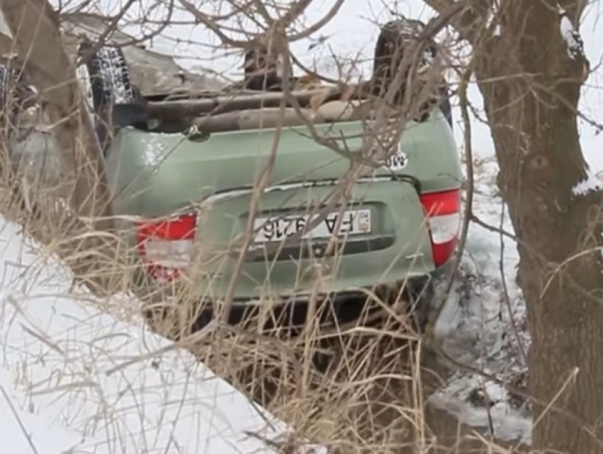 Стажер автошколы вылетел в кювет и опрокинул учебную машину в Хынчештах