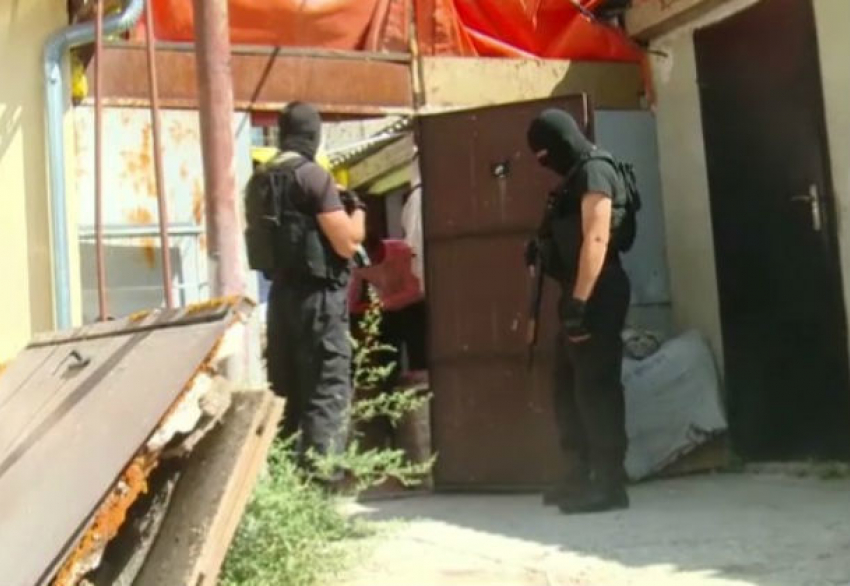 Сотрудники полиции в масках «накрыли» три подпольных предприятия в Кишиневе