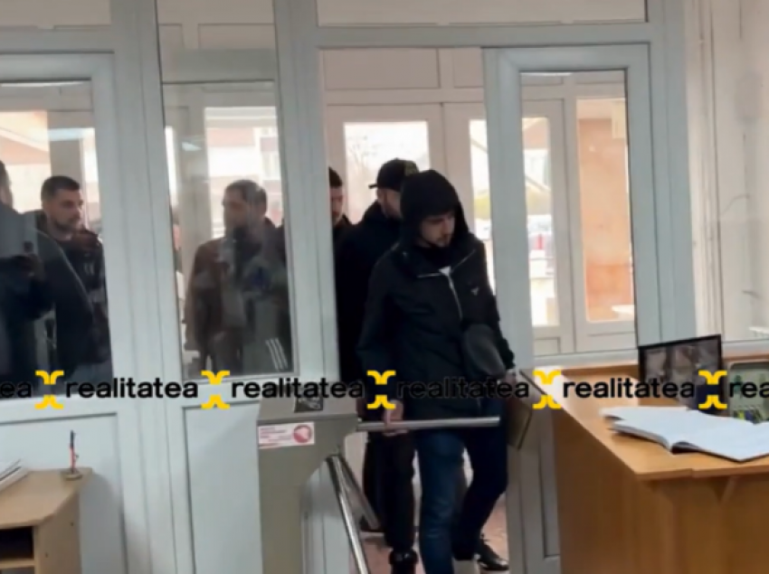 У здания суда собрались сотрудники инспектората расследований на фоне дела о крупнейшей взятке