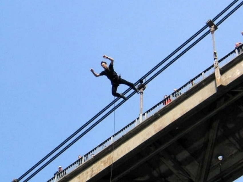 Смелые молдаванки схватили прыгавшего с моста украинца