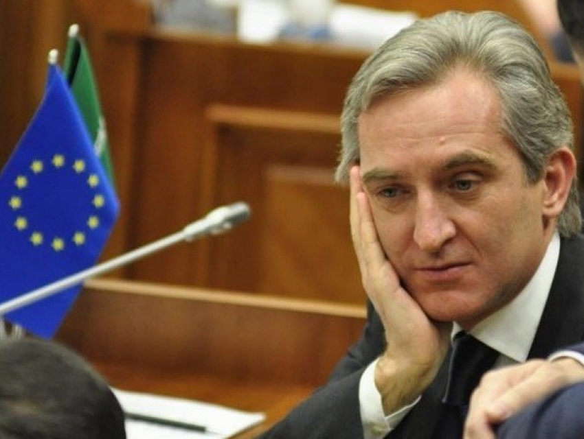 Бывший «просто премьер» Лянкэ пытался вывезти 50 тыс. долларов по диппаспорту