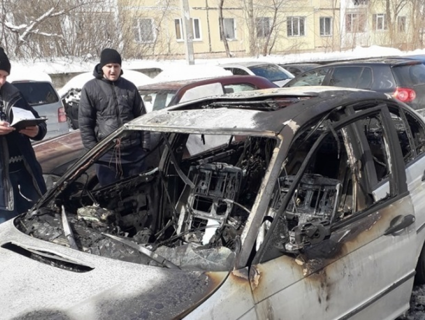 Два элитных авто сгорели при загадочных обстоятельствах на Чеканах