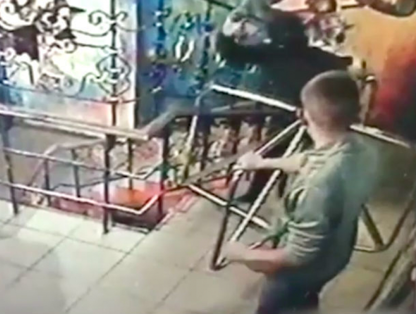 Вырвал чеку и бросил гранату в толпу: момент взрыва украинского ночного клуба попал на видео
