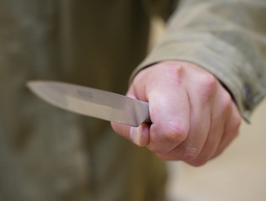 Допились до чертиков – в Хынчештах мужчина ударил ножом приятеля 