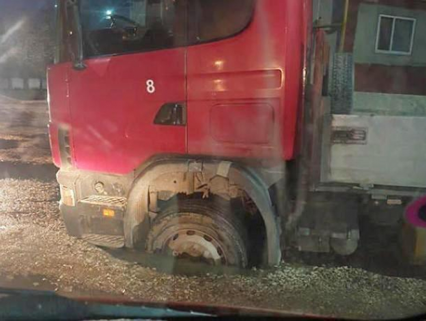 Многотонный грузовик угодил в яму на дороге в Бельцах