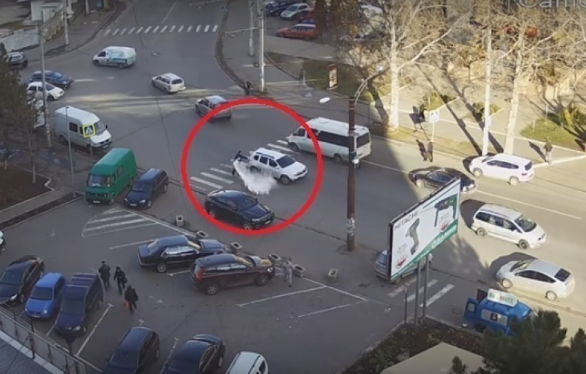 В Кишиневе мужчина едва не попал под колеса, пожертвовав упаковкой стирального порошка