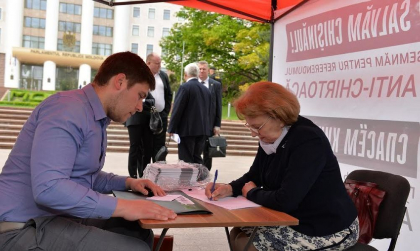 Перед парламентом установили палатку анти-Киртоакэ: социалисты подписались первыми 