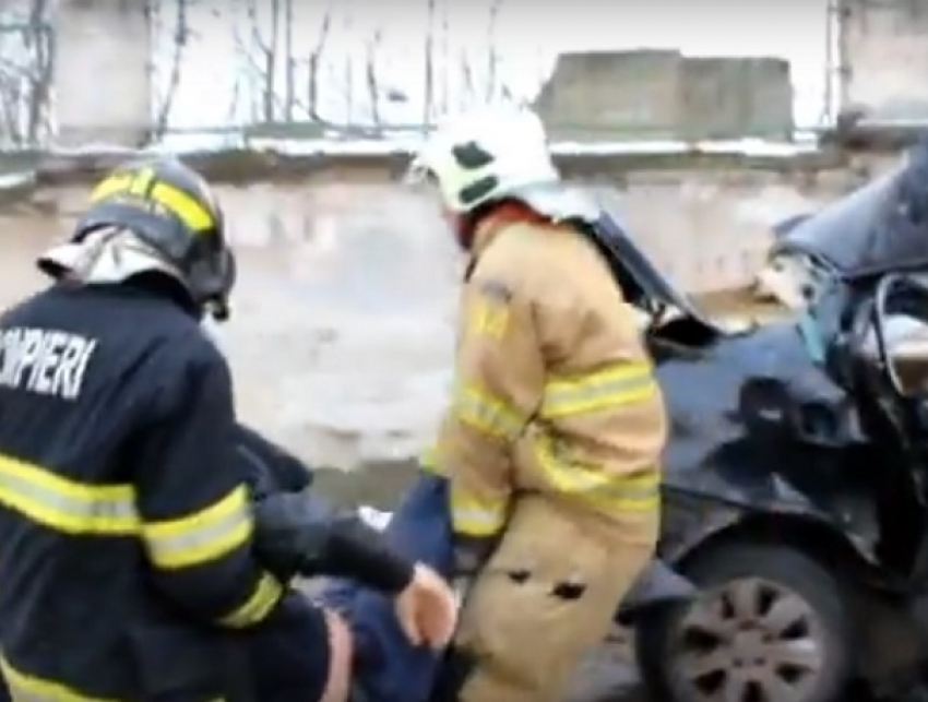 Извлечение тела водителя из покореженной машины на Тигина сняли на видео