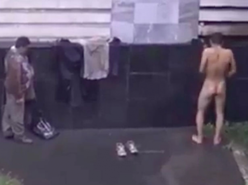 Обнаженный мужчина принял душ у здания Генпрокуратуры Молдовы