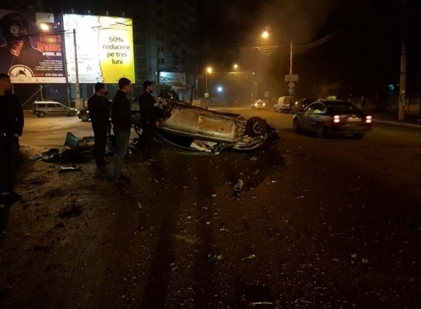 Этой ночью на одной из улиц столицы перевернулся Mercedes