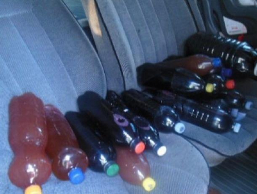 Молдаванин попытался ввести 55 литров домашнего вина в РФ в качестве подарка, но был остановлен