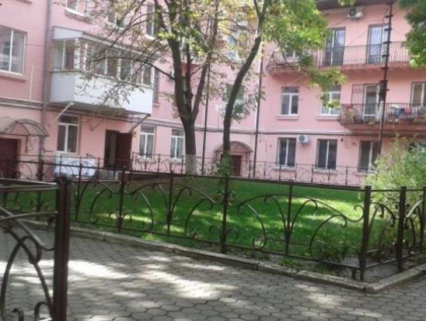 Плахотнюк продал недвижимость в доме своим партийным друзьям
