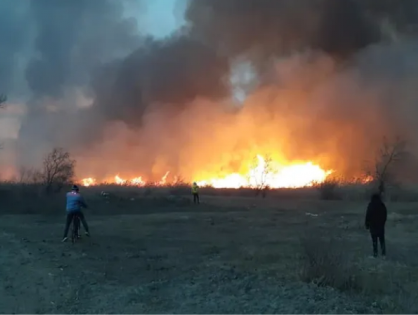 В Страшенском районе бушуют пожары