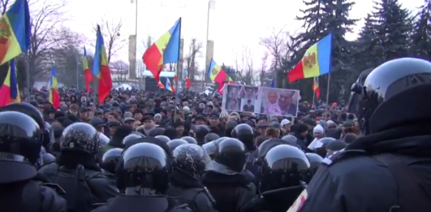 LIVE! Тысячи граждан взяли в кольцо здание парламента 