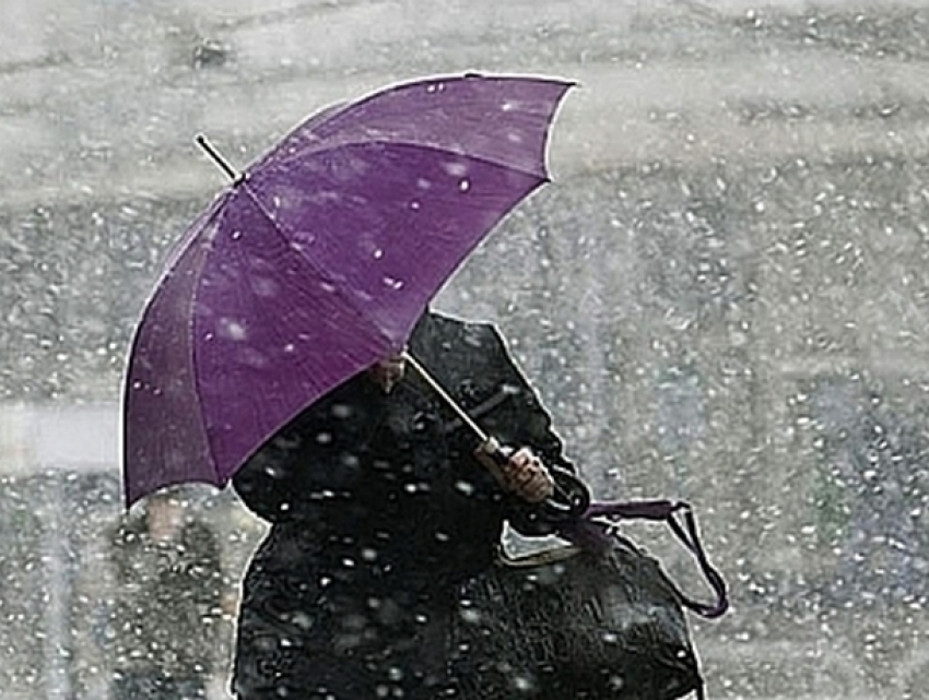 Снегопады, сильные дожди и шквалистый ветер испортят румынам выходные дни