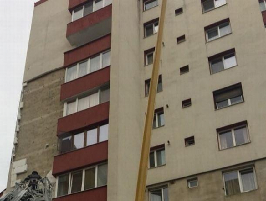 38-летний мужчина выбросился из окна в Кишинёве, он в состоянии комы 