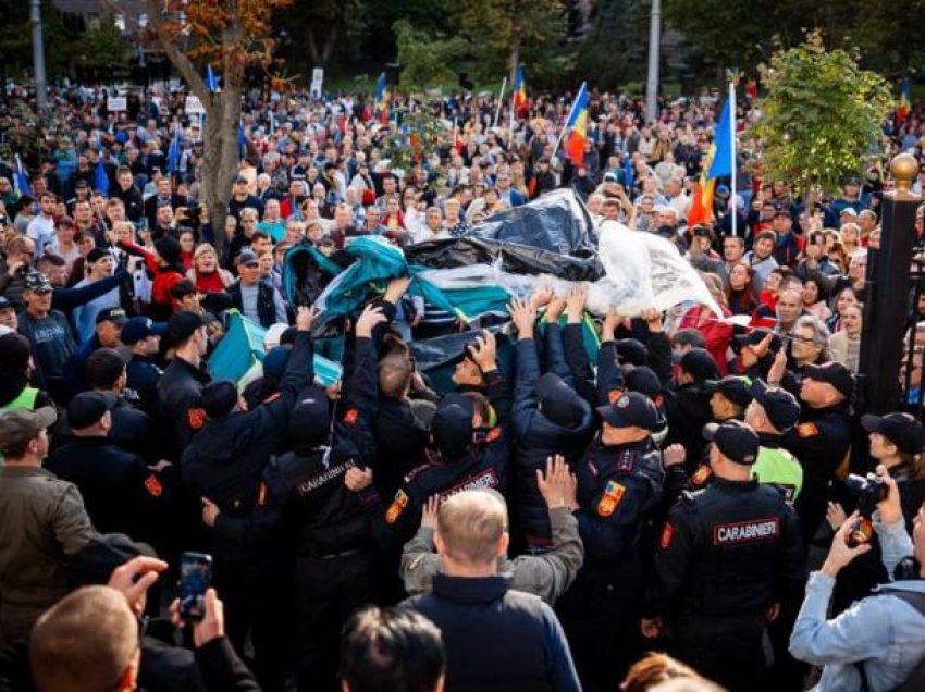 Полиция воспрепятствовала протестующим устанавливать палатки во дворе президентуры: Долой диктатуру! Позор!