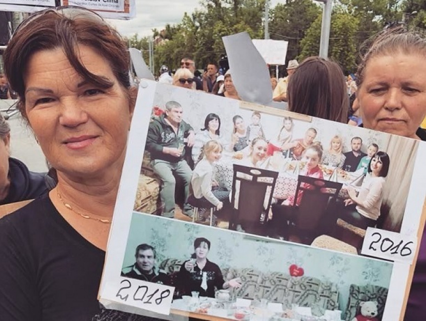 Семейную драму показала на двух фото участница протеста в Кишиневе