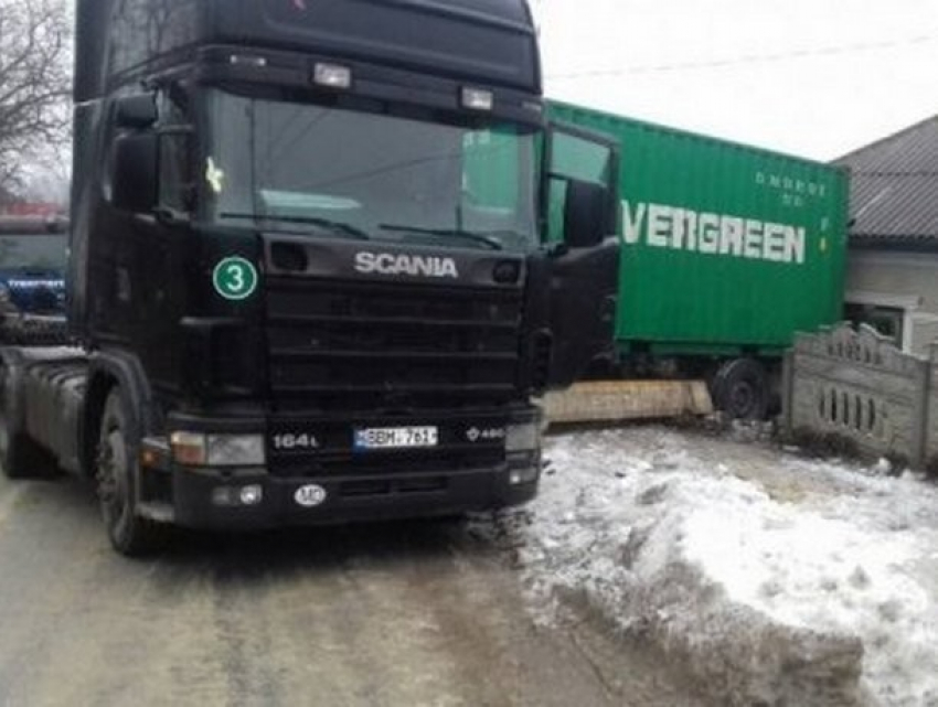 Судьбу разрушенного фурой дома в Кагульском районе решат эксперты