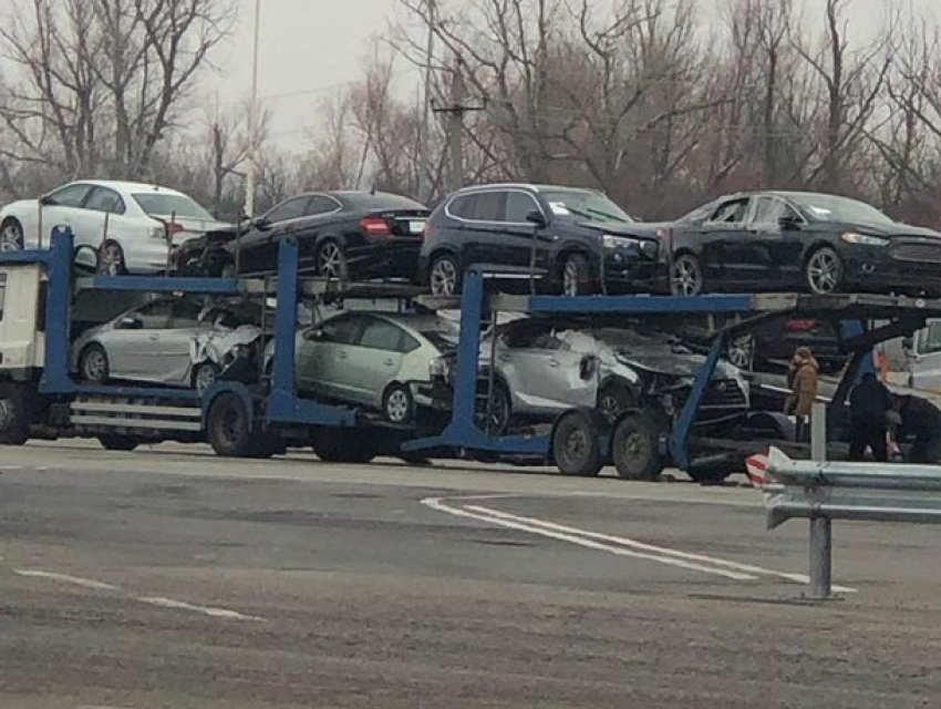 В Леушенах заметили автовоз с битыми в ДТП элитными машинами для продажи молдаванам