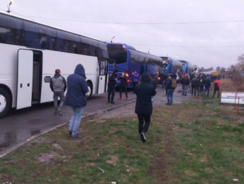 На границе Молдовы застряли автобусы с пассажирами в ожидании въезда 