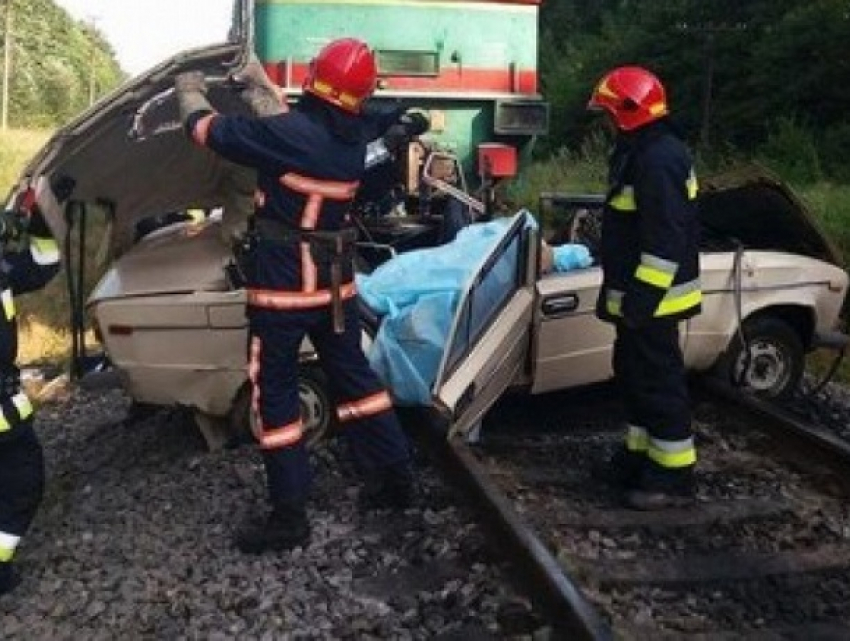 Пассажирский поезд протаранил автомобиль с ребенком и тащил его километр, все люди в машине погибли